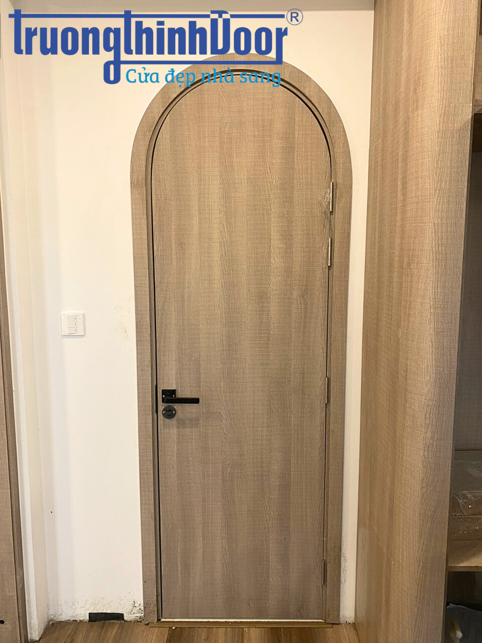 Cửa vòm gỗ tại Bình Dương